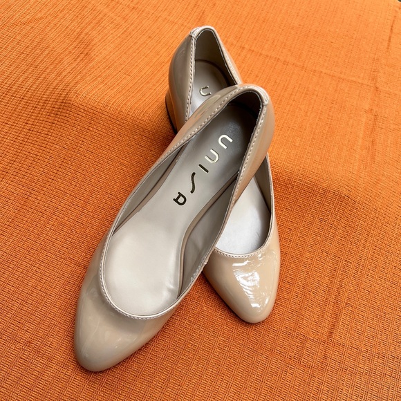 Unisa Beige Patent Leather Square Heel. - Picture 1 of 6